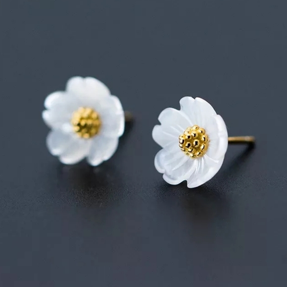 Gorgeous Ceramics Gold Color Flowers Stud Earrings - Picture 4 of 4